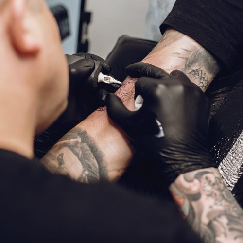 homem-fazendo-uma-tatuagem-em-um-salao-de-tatuagem_1157-24948