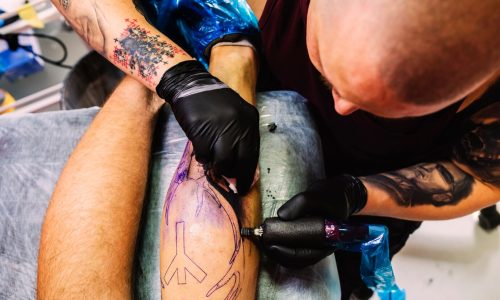 male-master-doing-tattoo-leg_23-2147834101-1
