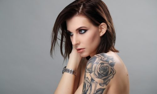 retrato-de-mulher-com-tatuagem_144627-28445