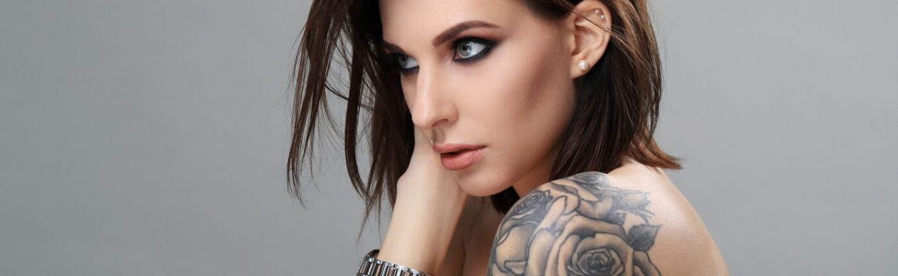 retrato-de-mulher-com-tatuagem_144627-28445