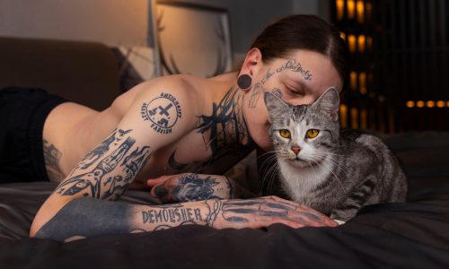 side-view-man-kissing-cat_23-2150233864-1