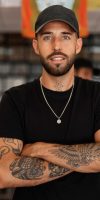 smiley-tattoo-artist-medium-shot_23-2149525984-1