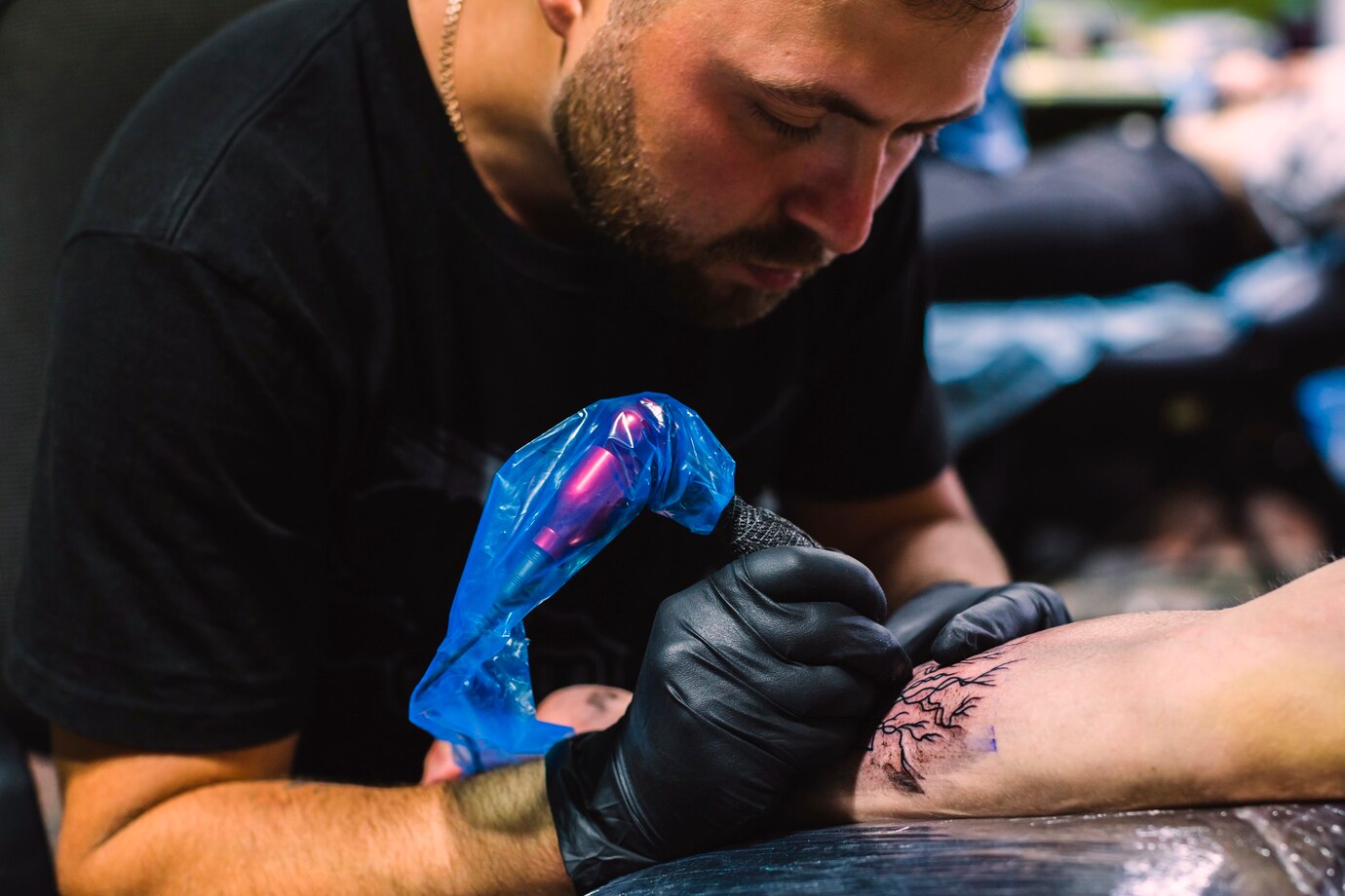 master-doing-tattoo-with-iron-salon_23-2147834114